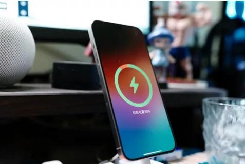 盈江苹果15换屏服务分享用什么充电器给iPhone15充电更好 